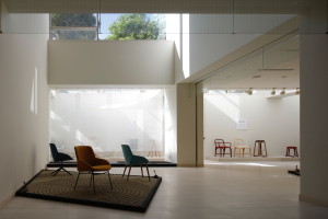 file2　スペイン大使館家具展　PlaRain　©大成建設一級建築士事務所